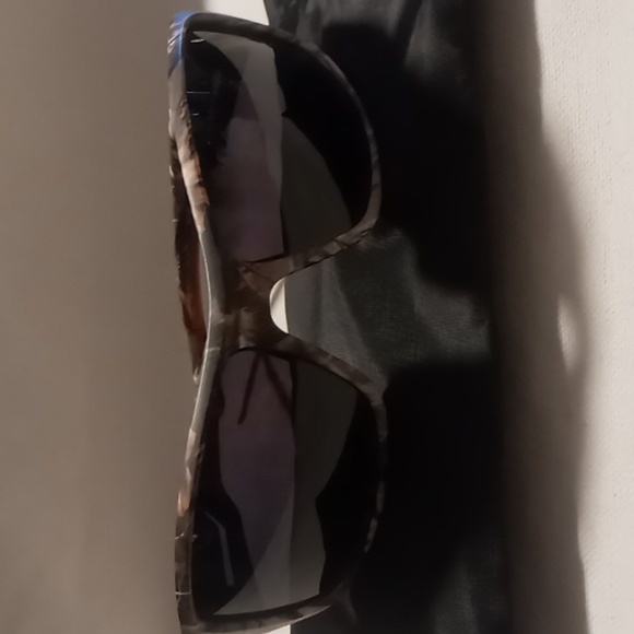 Mens camouflage blackened sun glasses with draw string bag . - Picture 6 of 11